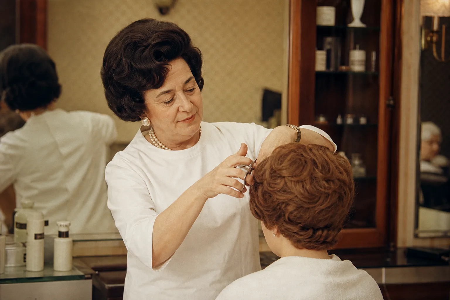 Helene, die Gründerin, beim Frisieren